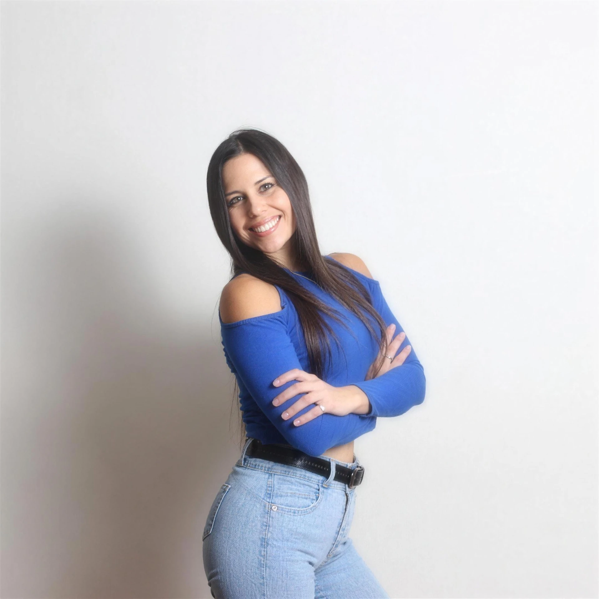 Retrato con luz natural de Romina González, wellness coach y entrenadora física